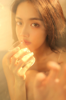 俄罗斯美女尿尿